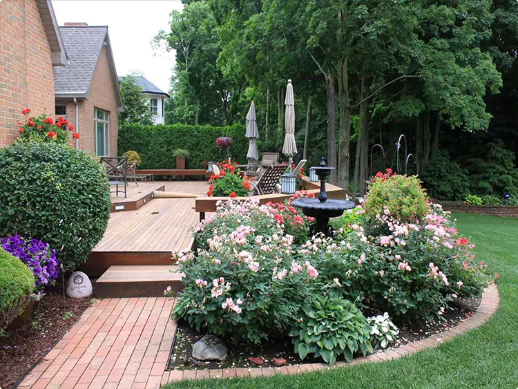 Curved Edging for a Round Bed by a Wooden Deck