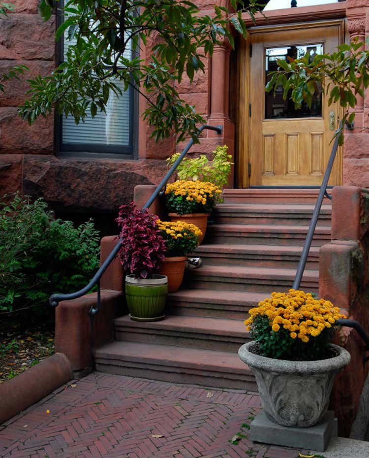 beautiful-flower-pot-ideas-for-your-front-stairs Beautiful Flower Pot Ideas For Your Front Stairs