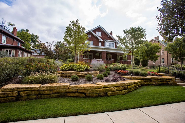 beautiful-front-yard-low-maintenance-landscaping Beautiful Front Yard Low Maintenance Landscaping