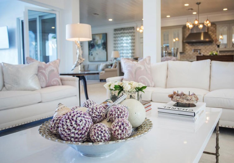 Chic Living Room Table with Clean Countertop