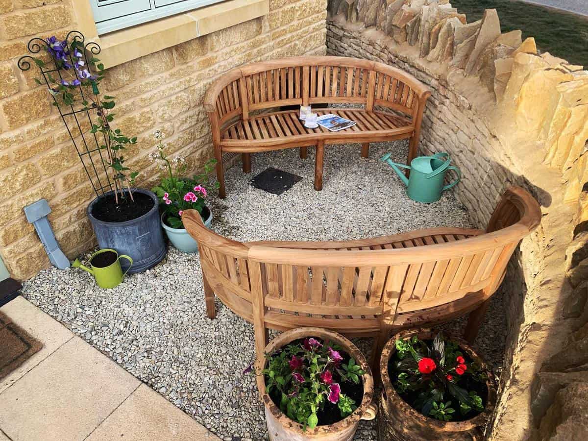 curved-garden-bench-ideas-littlecharliep dual curved wood benches small gravel patio