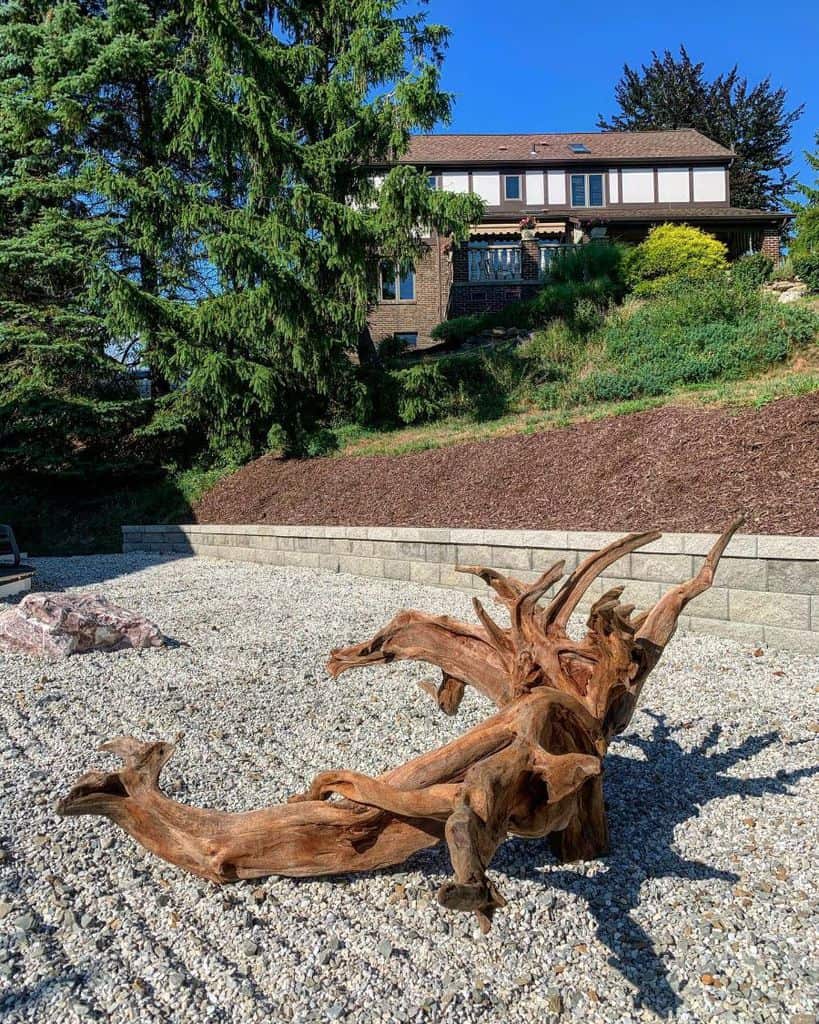 easy-diy-zen-garden-ideas-porschekid strange wood sculpture gravel garden front yard