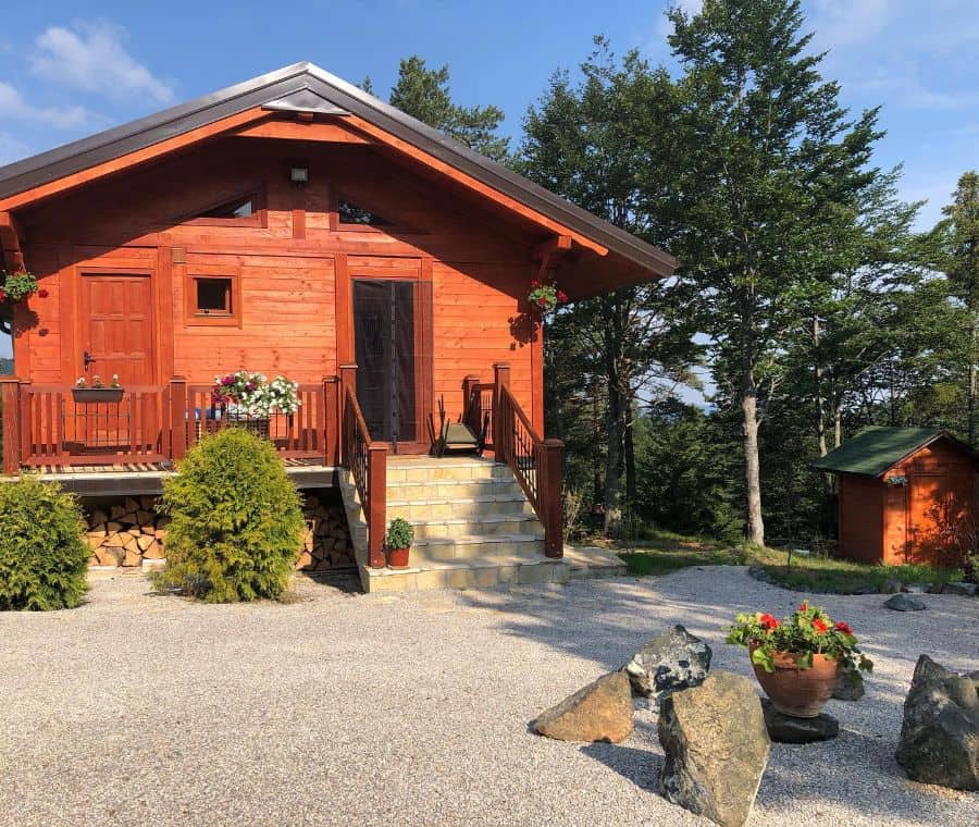 easy-diy-zen-garden-ideas-soundsponge red wood cabin gravel front yard