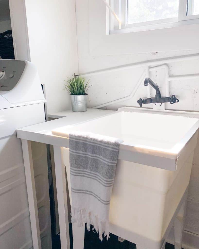 free-standing-laundry-room-sink-ideas-ourwoodnhome white free standing sink in laundry room