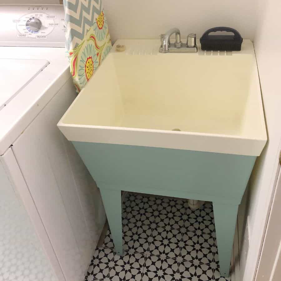 free-standing-laundry-room-sink-ideas-paintandcheerinteriors blue and white free standing sink laundry room