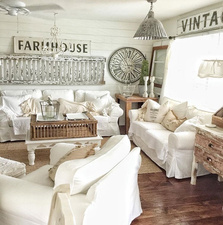Gorgeous Country Farmhouse Living Room with White Decor