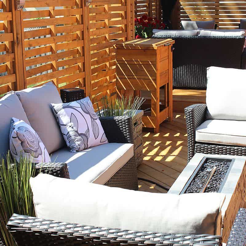 outdoor-patio-privacy-ideas-handcraftedbychrispalmer outdoor patio with fire pit