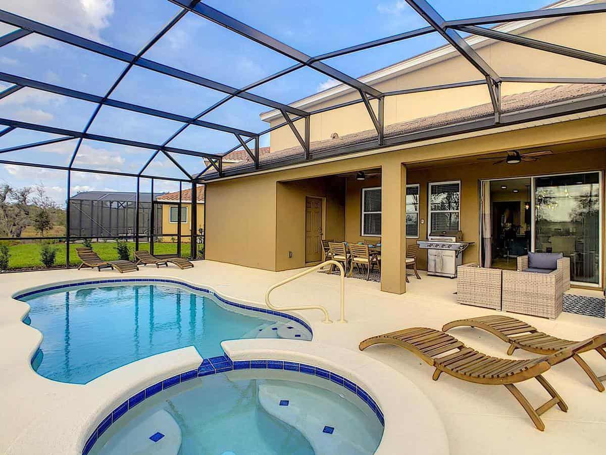 pool-patio-enclosure-ideas-angelaherreradesign large curved glass pool patio enclosure