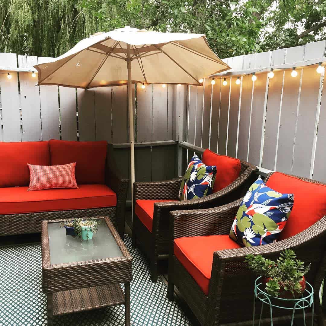 privacy-patio-enclosure-ideas-boulderthrifter corner patio with wicker furniture