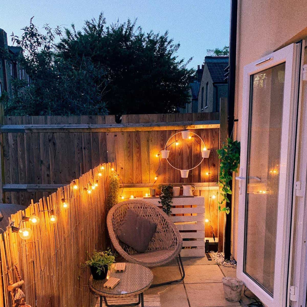 privacy-patio-enclosure-ideas-hannah-athome small patio with privacy fence