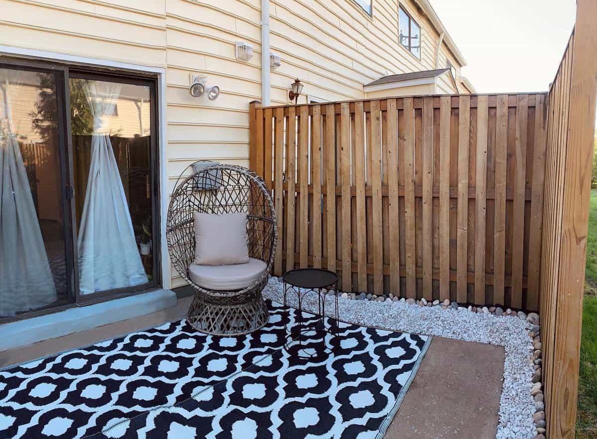 privacy-patio-enclosure-ideas-teaandtapemeasure corner patio with wood privacy fence