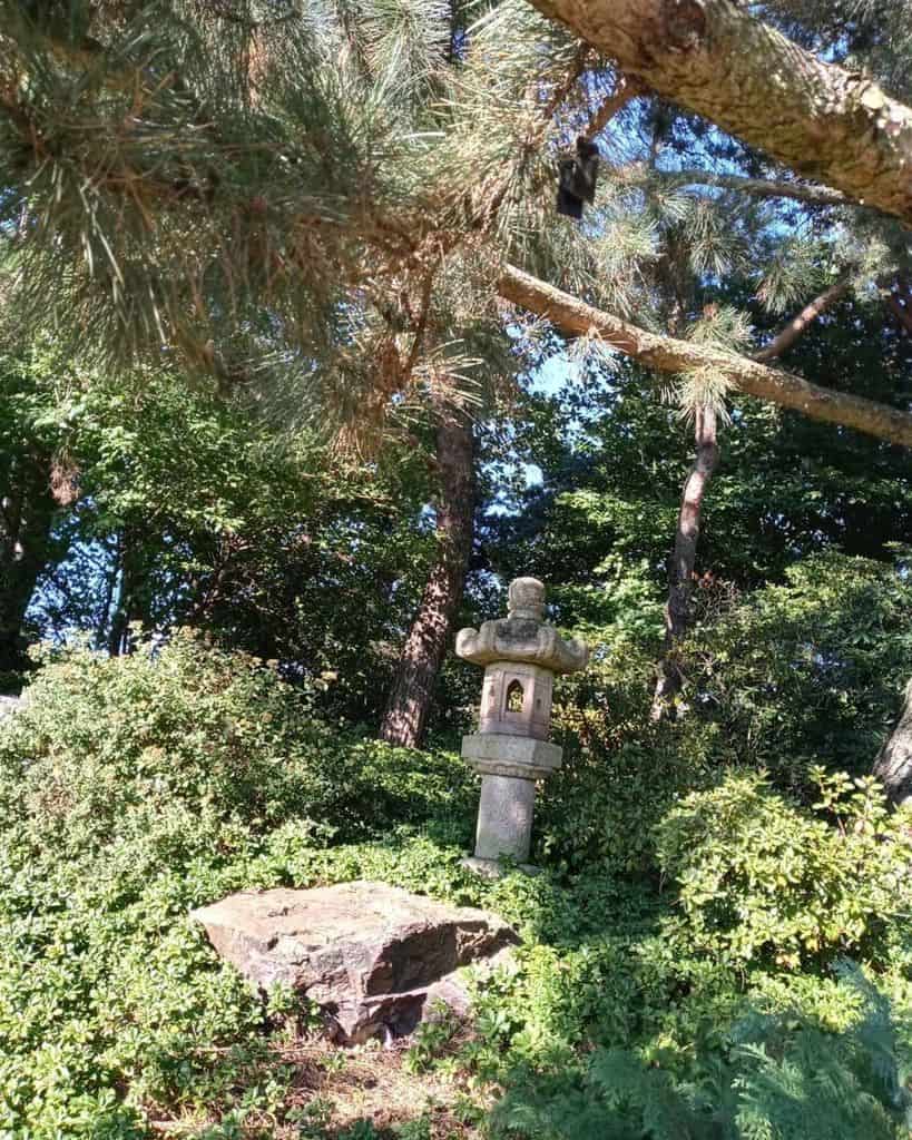 rock-zen-garden-ideas-faeluuna stone temple statue in backyard