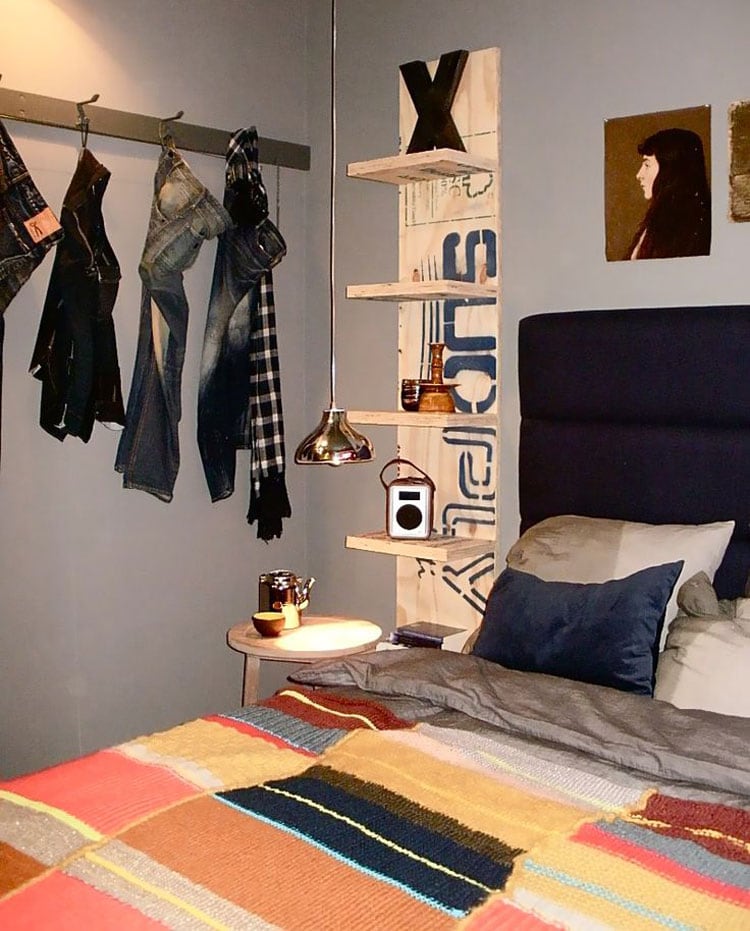 room-dc3a9cor-for-teenage-guys-with-rough-wall-shelves Room Décor for Teenage Guys with Rough Wall Shelves