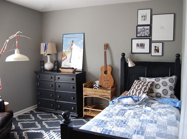 simple-teen-room-with-black-furniture Simple Teen Room with Black Furniture