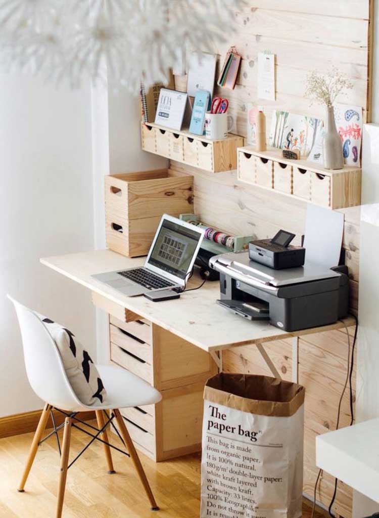 Small Desk Layouts Save Space in Home Office