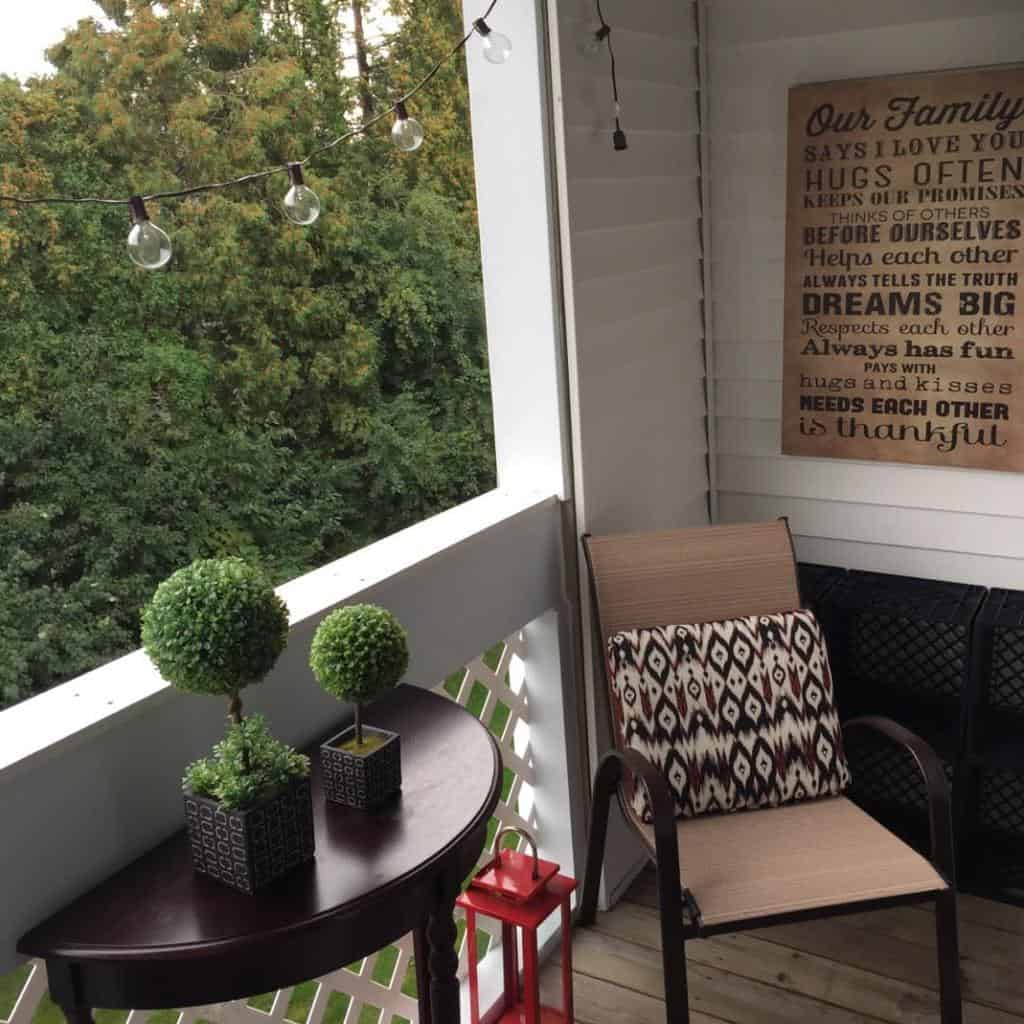 small-patio-lighting-ideas-dwanah_caver small enclosed patio with table and chair