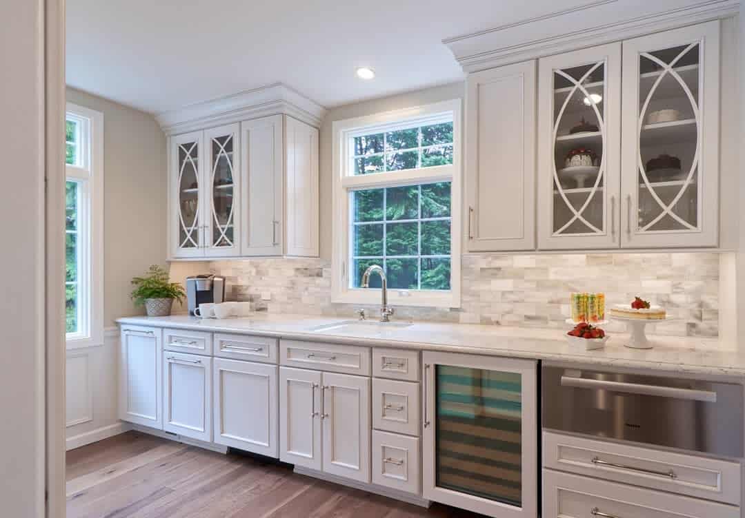 traditional white kitchen subway tile splashback