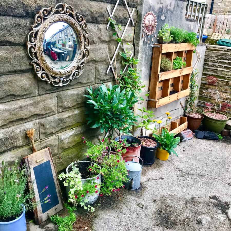 boho style garden with wall pallet