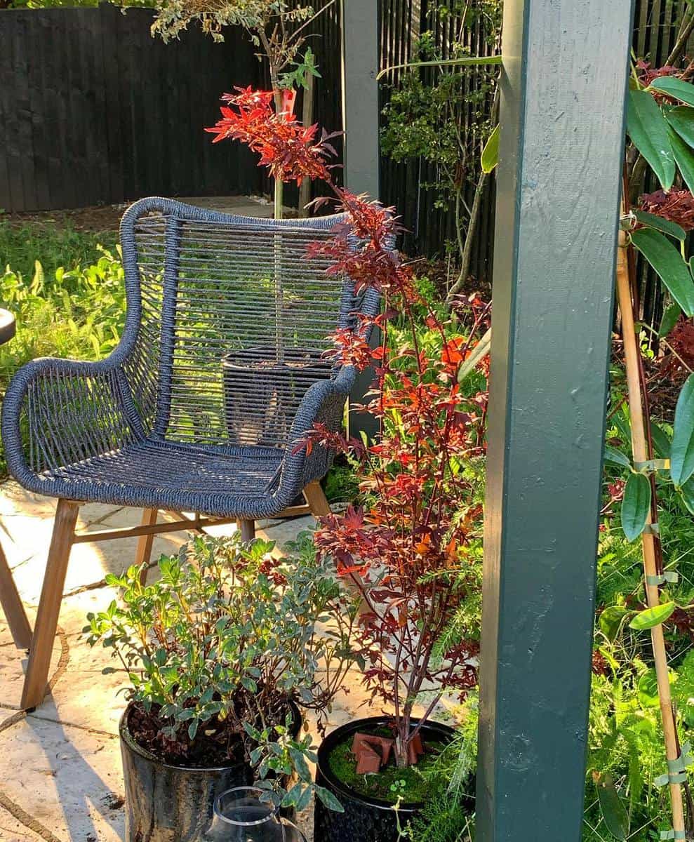 wooden-garden-bench-ideas-jill_house_home-1 small wicker chair backyard pot plants