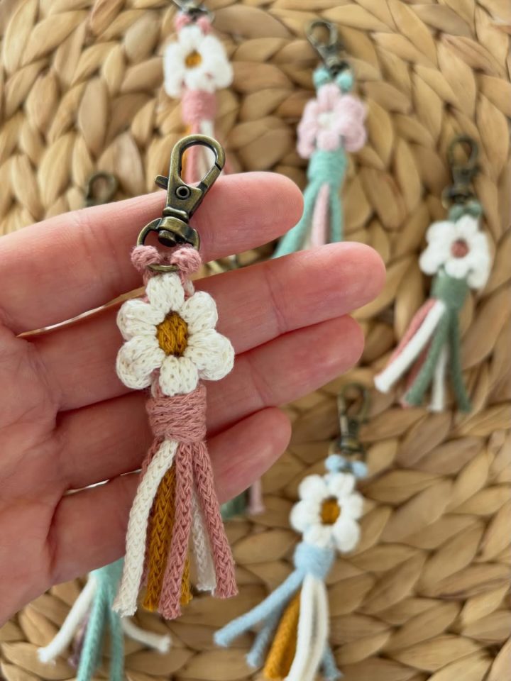 Classic Macrame Keychain with One Daisy