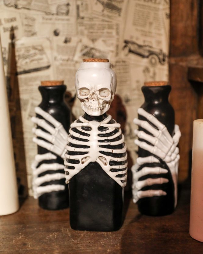 Black and White Halloween Decor Ideas