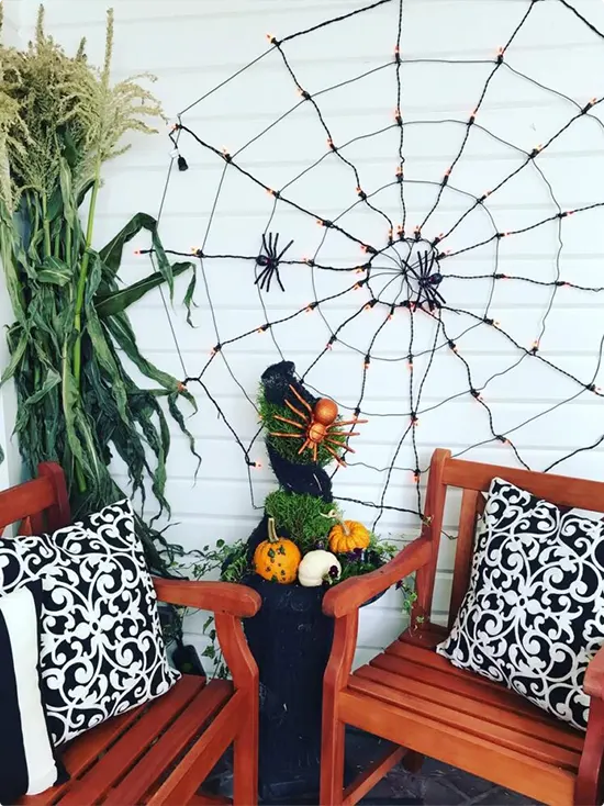 Lit Web Corner Nook