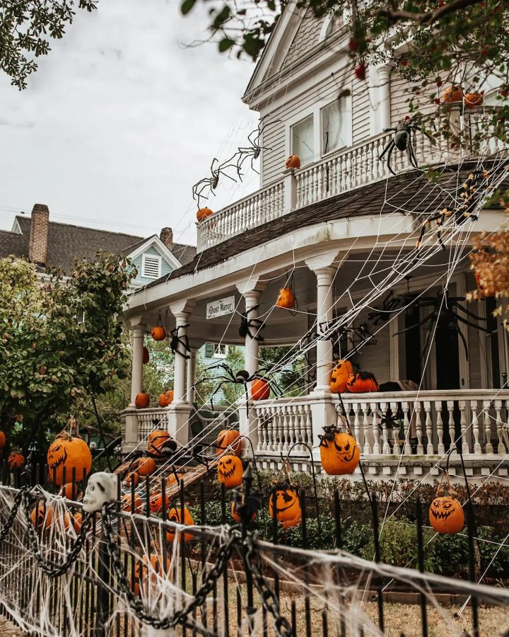 Halloween Balcony Decor Ideas