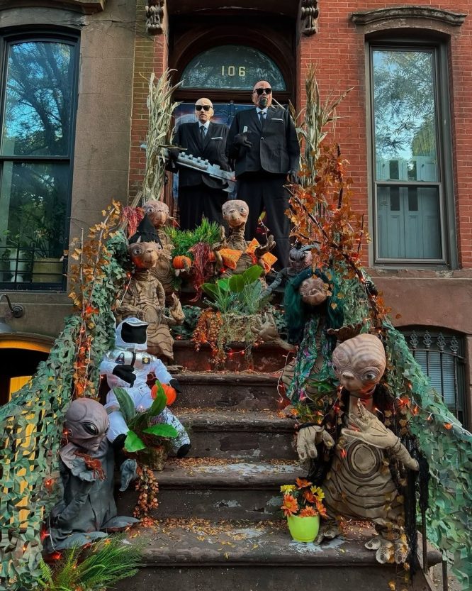 Science Fiction Alien Invasion Stoop Display